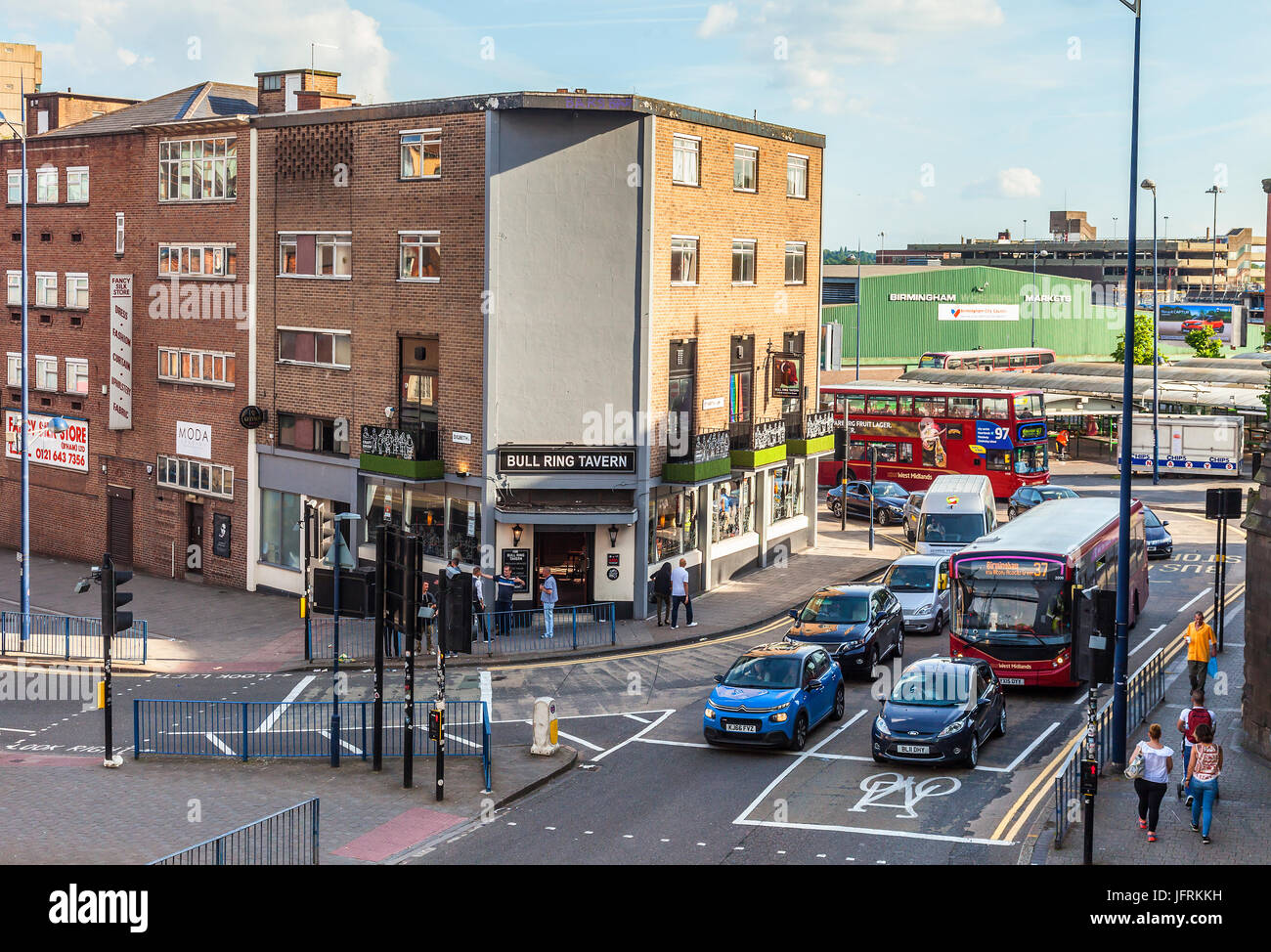 Erhöhten Blick auf Bull Ring Taverne an der Kreuzung zwischen St Martins Lane und Digbeth im zentralen Birmingham, England, UK Stockfoto