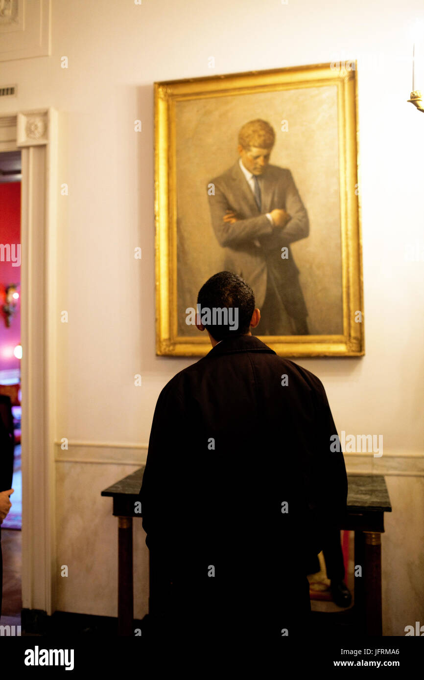 Präsident Barack Obama schaut auf eine Tour durch den Staat Boden des weißen Hauses ein Porträt von Kennedy von Aaron Shikler. 24.01.09 offizielle Photo by Pete Souza Stockfoto