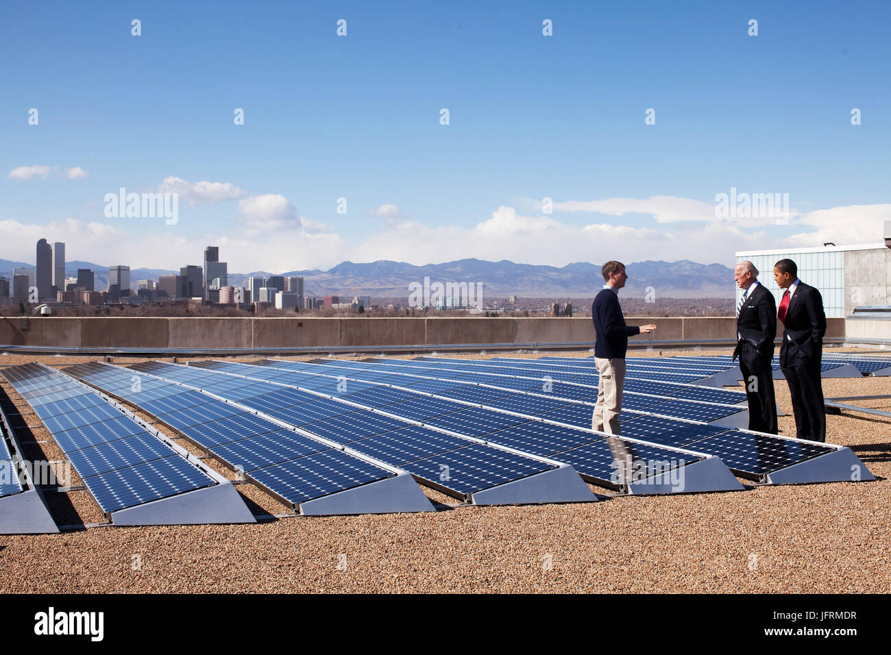 Präsident Barack Obama Wth Vize-Präsident Joe Biden spricht mit CEO von Namaste Solar Electric, Inc., Blake Jones, beim Betrachten von Sonnenkollektoren an der Denver Museum of Nature and Science in Denver, Colorado 17.02.09.  Offiziellen White House Photo by Pete Souza Stockfoto