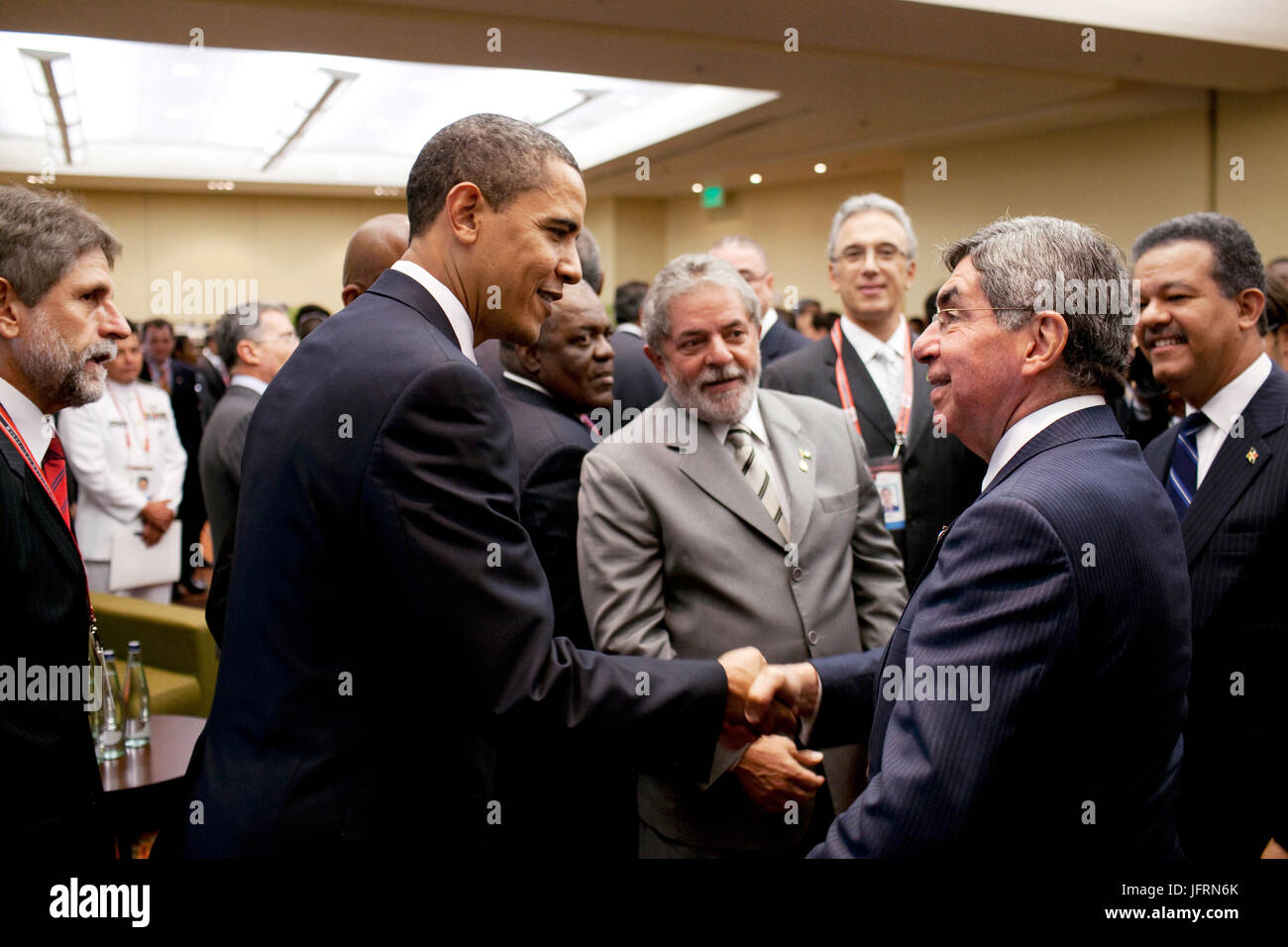 Präsident Barack Obama begrüßt Costa Rica Präsident Oscar Arias im Rahmen eines Empfangs auf dem Gipfel der Amerikas in Port Of Spain, Trinidad am 17. April 2009.  Offiziellen White House Photo by Pete Souza Stockfoto