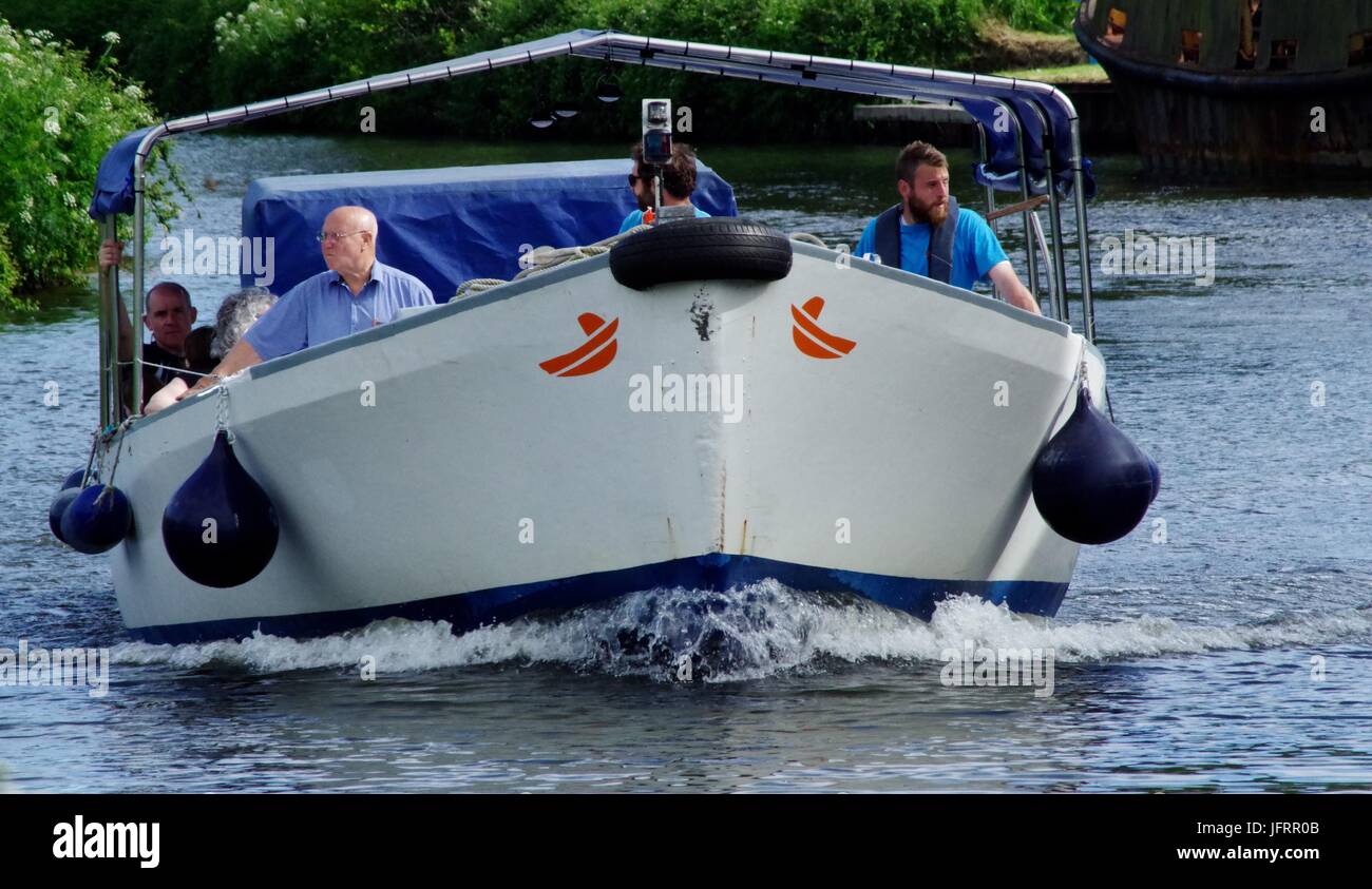 Passagier-Fähre Vorspiel den Exeter Ship Canal in Richtung Kai. Devon, UK. Mai 2017. Stockfoto