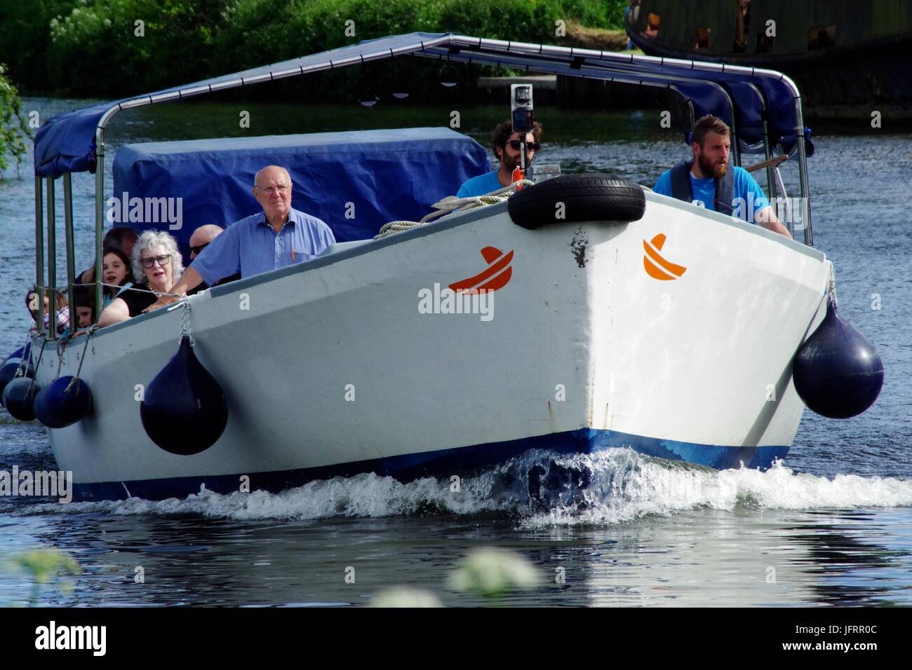 Passagier-Fähre Vorspiel den Exeter Ship Canal in Richtung Kai. Devon, UK. Mai 2017. Stockfoto