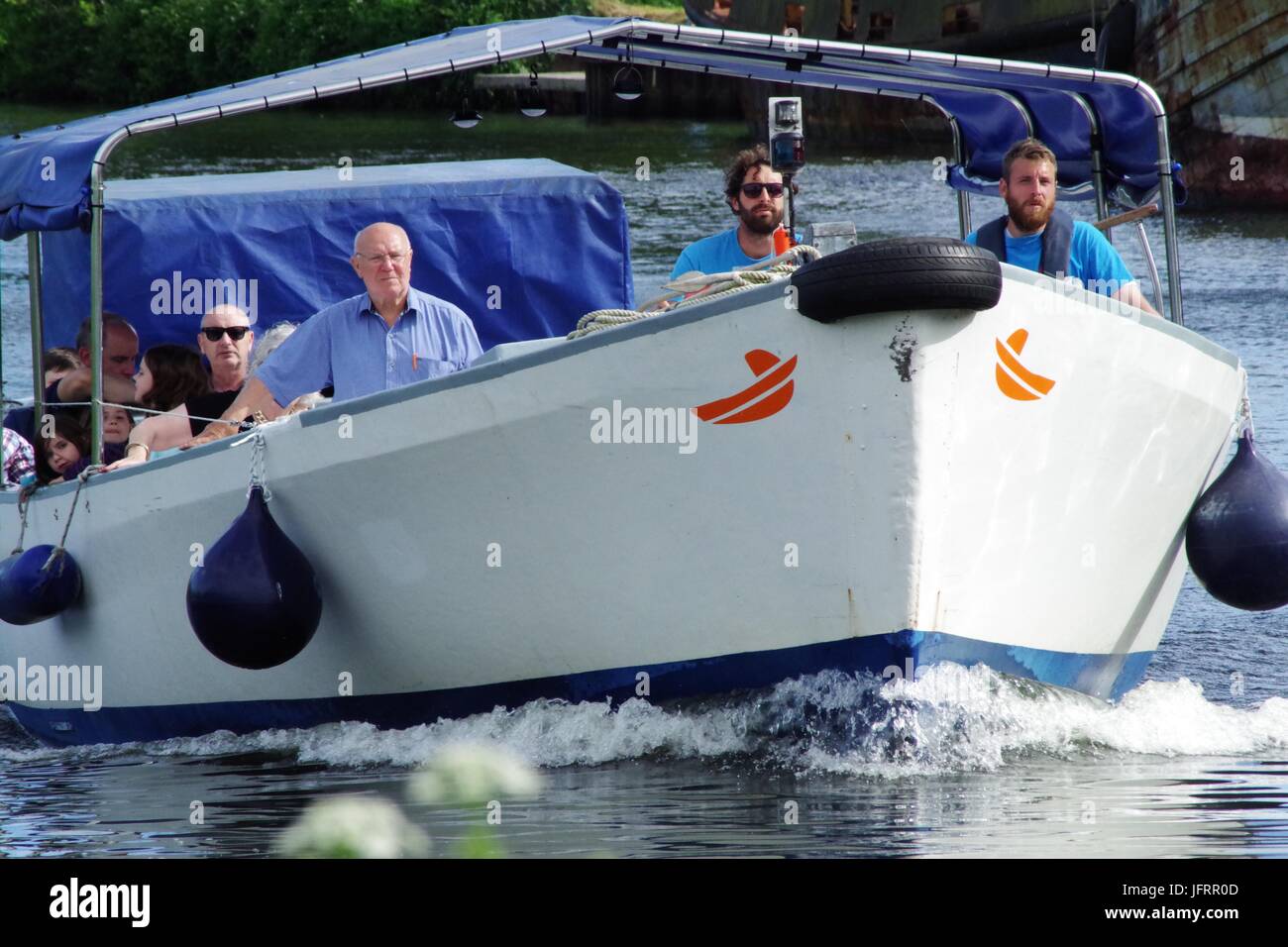 Passagier-Fähre Vorspiel den Exeter Ship Canal in Richtung Kai. Devon, UK. Mai 2017. Stockfoto