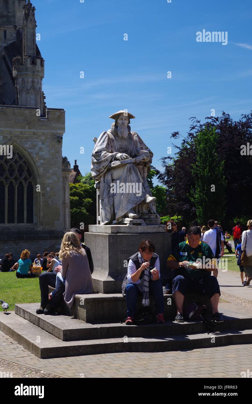 Richard Hooker-Statue, der Vater des Anglikanismus. Exeter Kathedrale grün. Devon, UK. Juli 2017. Stockfoto