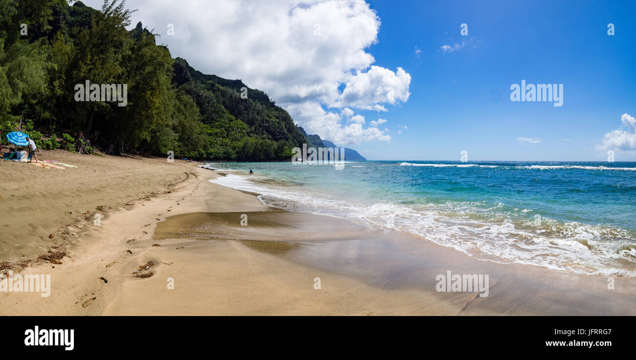 Panorama herumgewandert Strand, einzigen Sonnenschirm mit Beachgoer, North Shore, Kauai, Hawaii, USA in der Nähe von Hanalei, sonnigen Sommertag Stockfoto