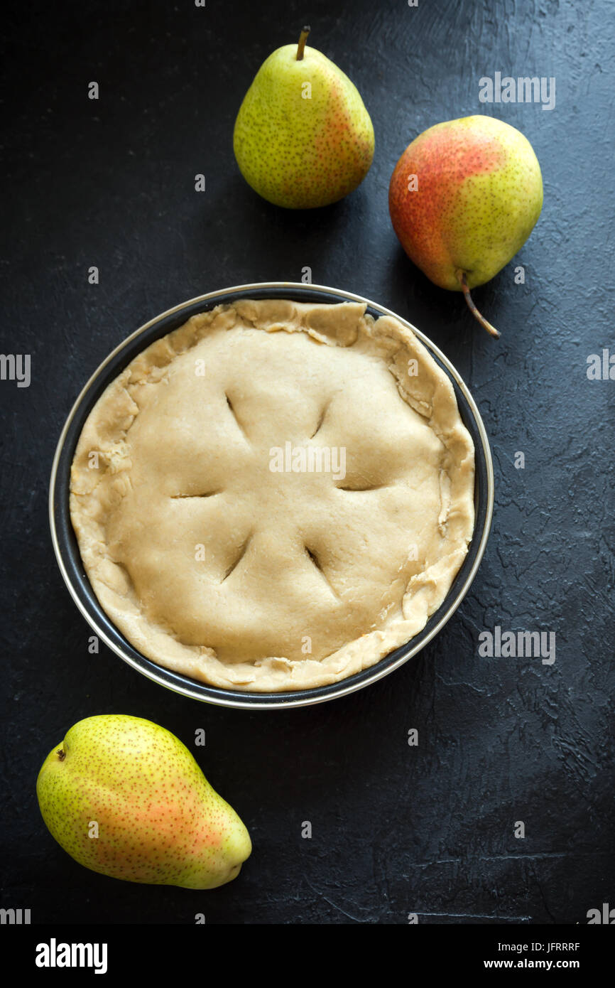 Birne Kuchen kochen. Ungebackene Mürbeteig Kuchen (Teig, Füllung) in  Auflaufform mit Birnen, Vorbereitung zum Backen. Vegetarische vegane  Gericht (Obstkuchen) bereit Stockfotografie - Alamy