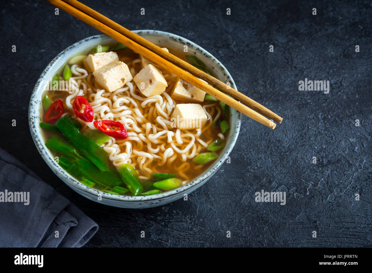 Japanische Ramen-Suppe mit Tofu auf dunklem Stein. Miso-Suppe mit Ramen-Nudeln  und Tofu in Keramikschale, asiatische traditionelle Küche Stockfotografie -  Alamy