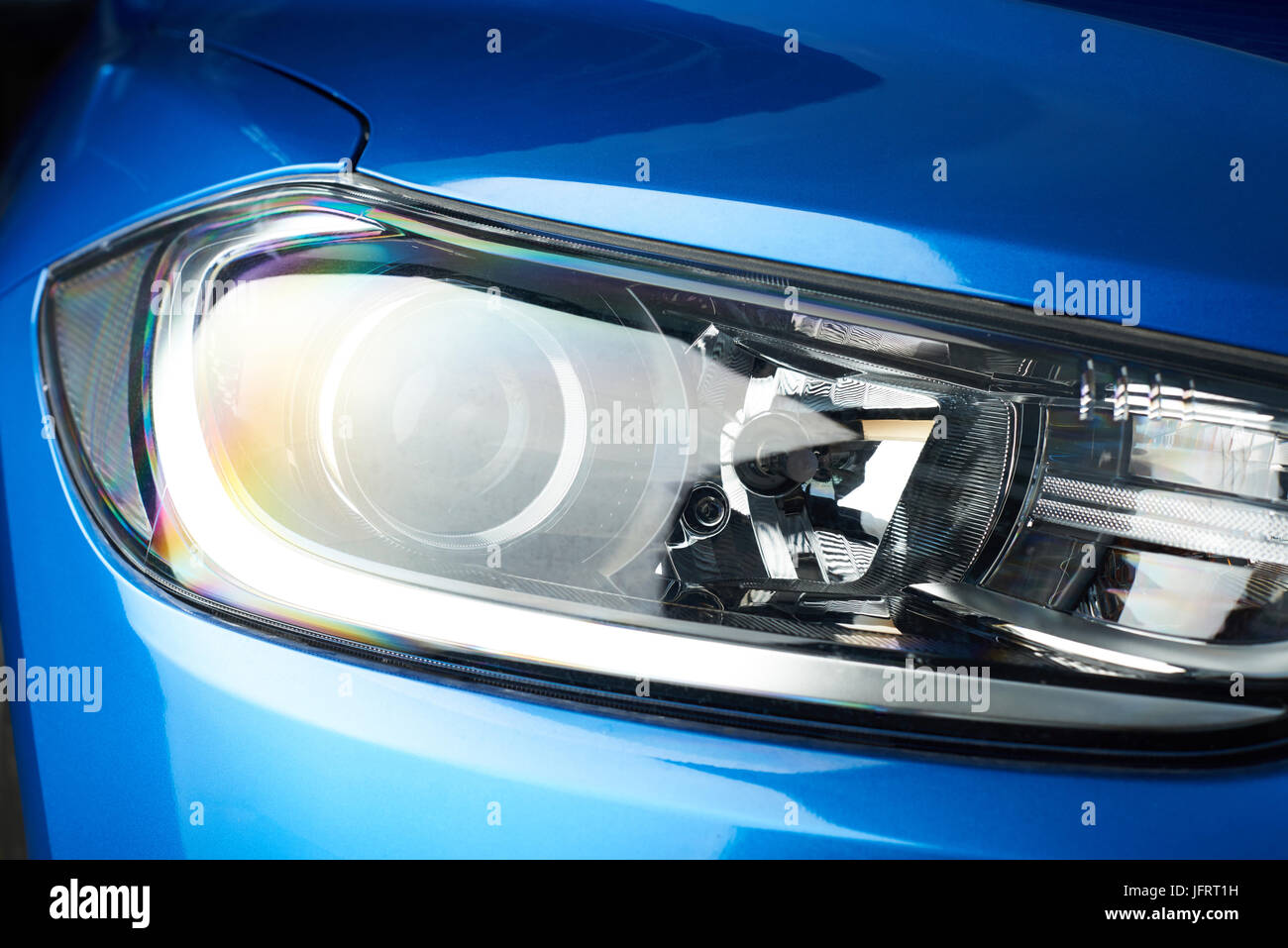 Vorderwagen leichte Nahaufnahme. Neue Auto-Scheinwerfer-Hintergrund Stockfoto