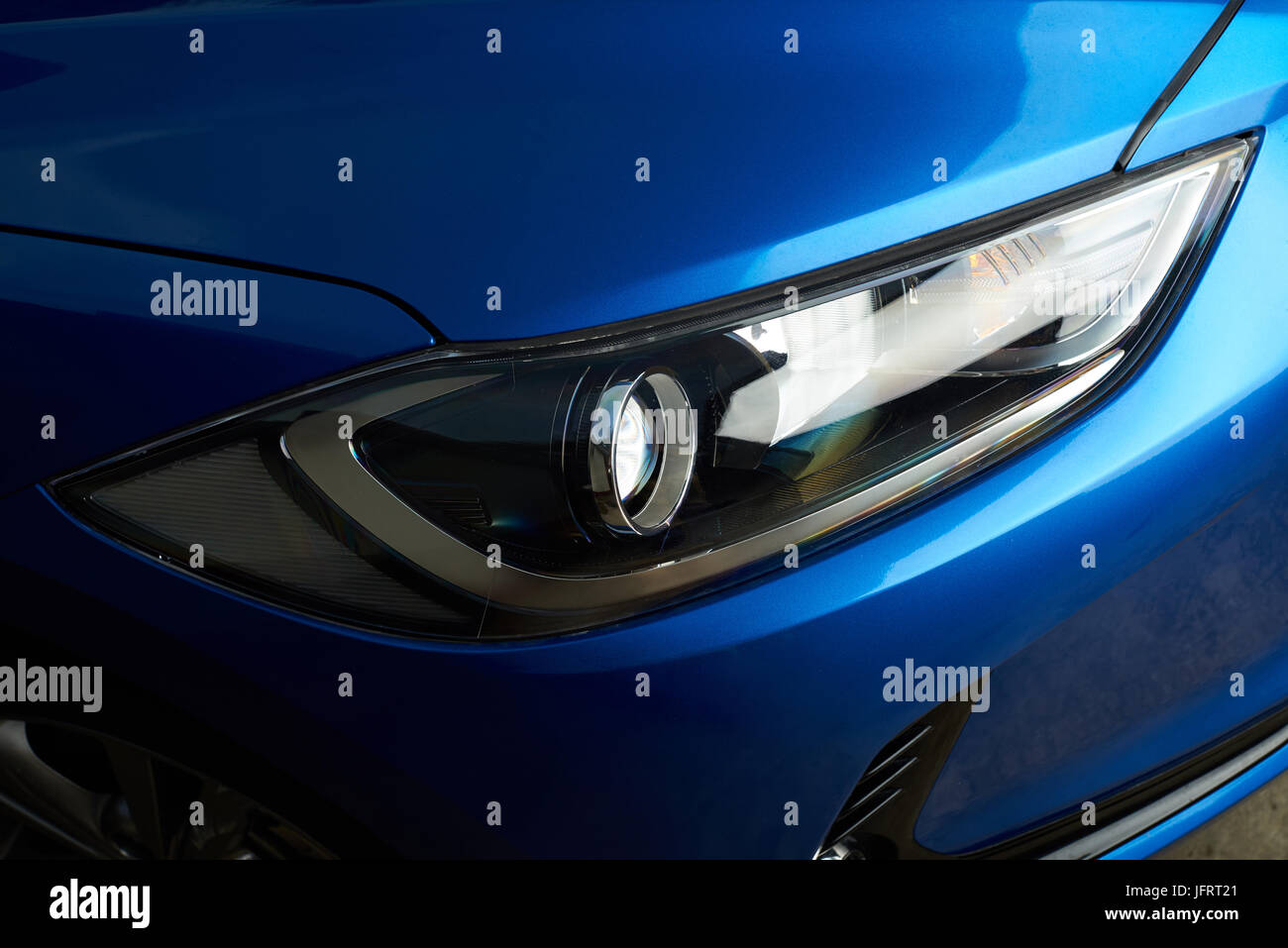 Sauberes, modernes Auto Scheinwerfer Nahaufnahme. Polierten Auto Scheinwerfer Stockfoto