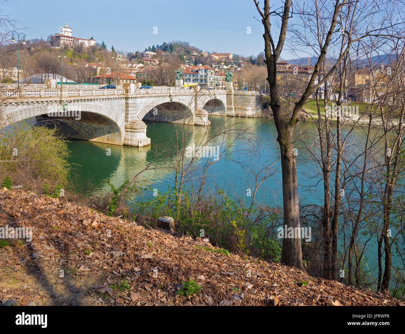 Turin - die Brücke Umberto I und die Halterung der Kapuziner. Stockfoto
