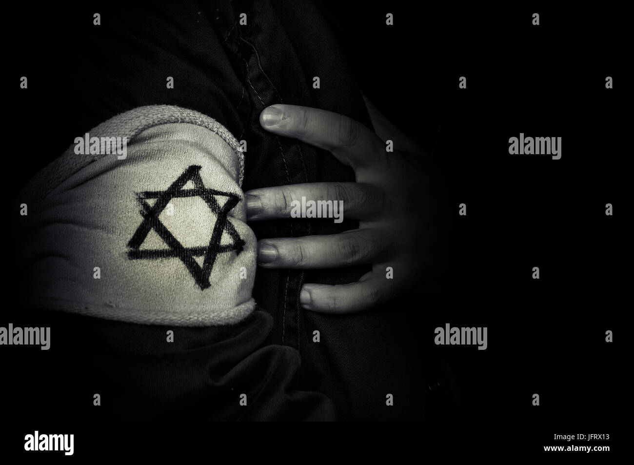 die Hand mit dem Abzeichen der Davidstern. Das Konzept des Holocaust stilisiert der 1940er Jahre. Die Erinnerung an die Opfer des Holocaust. ret-schwarz / weiß Stockfoto