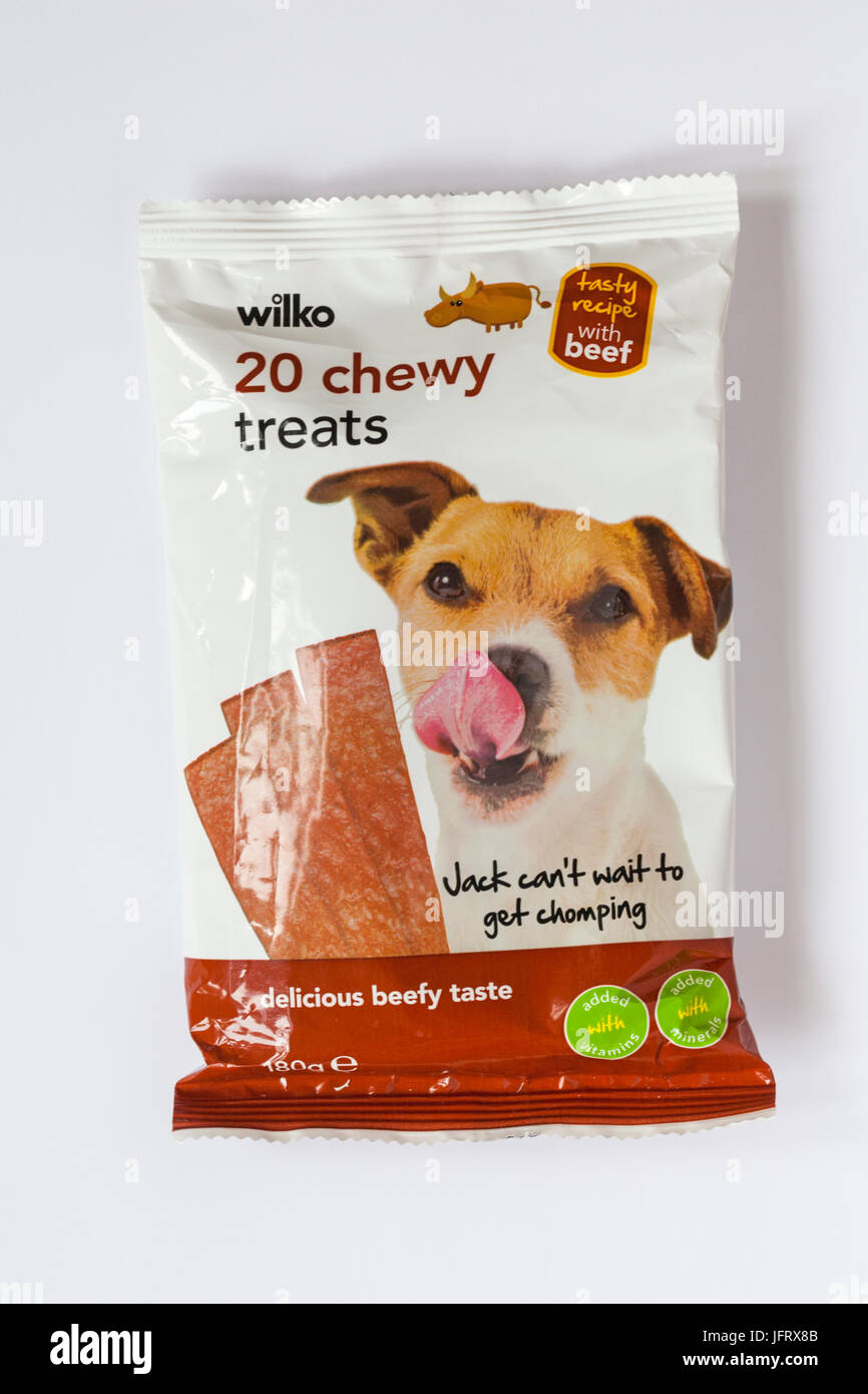 Paket von Wilko 20 zäh behandelt Hund behandelt fleischigen Geschmack leckeres Rezept mit Rindfleisch isoliert auf weißem Hintergrund Stockfoto