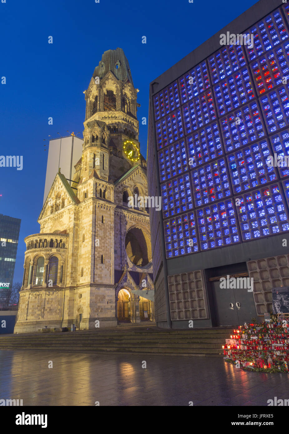 Berlin - die Kirche Kaiser Wilhelm Gedachtniskirche in der Dämmerung. Stockfoto