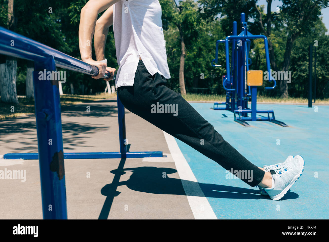 Bild der Frau in Sporthose und T-shirt beschnitten Trizeps-Übungen auf  Sport im freien Feld im Sommer. Konzept eines gesunden Lebensstils  Stockfotografie - Alamy