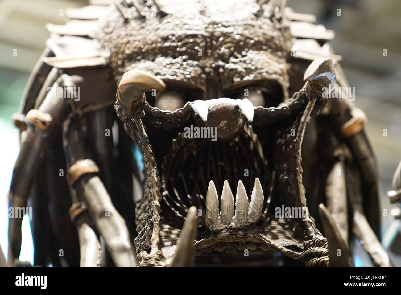 Los Angeles, Kalifornien, USA - 25. Juni 2017: predator Marionette in der Souvenirs Souvenirshop auf dem Hollywood Blvd. und orange dr. Stockfoto