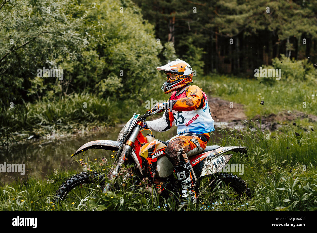 Motocross Enduro Sportler auf Waldweg während Ural Cup in Enduro Motorrad Stockfoto