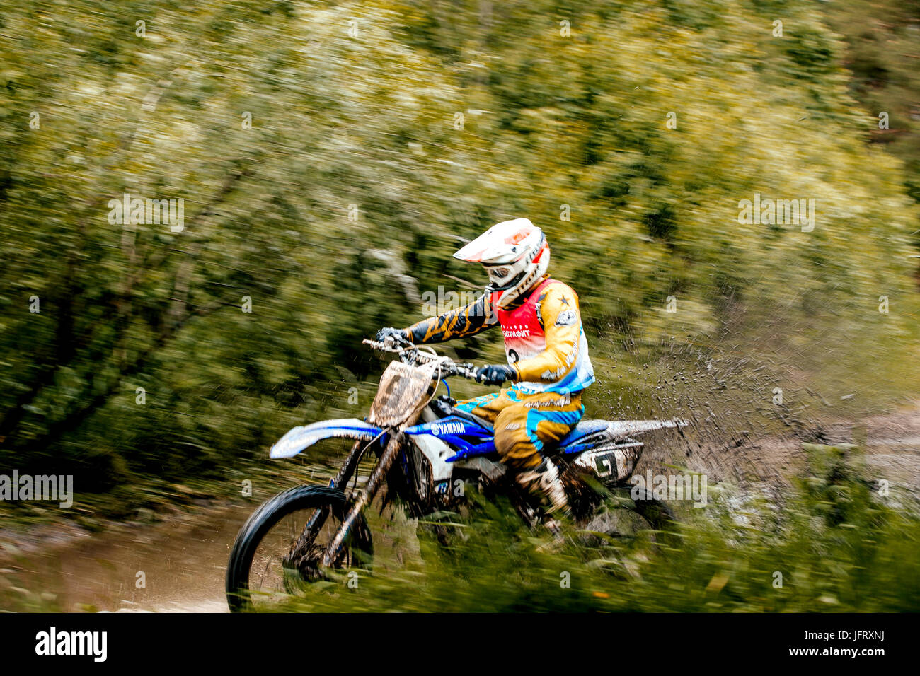 Athlet Fahrrad Endurofahren Pfütze von Wasser und Schlamm während Ural Cup in Enduro Stockfoto
