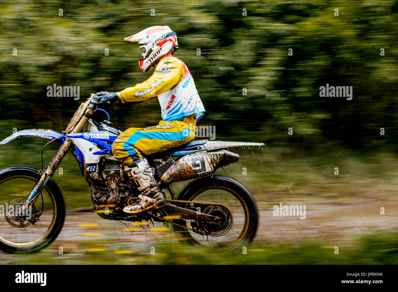 Bewegungsunschärfe Motorradfahrer Enduro während Ural Cup in Enduro Stockfoto