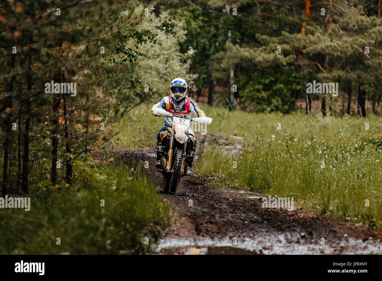 Athlet Bike Enduro-Touren in Waldweg während Ural Cup in Enduro Stockfoto