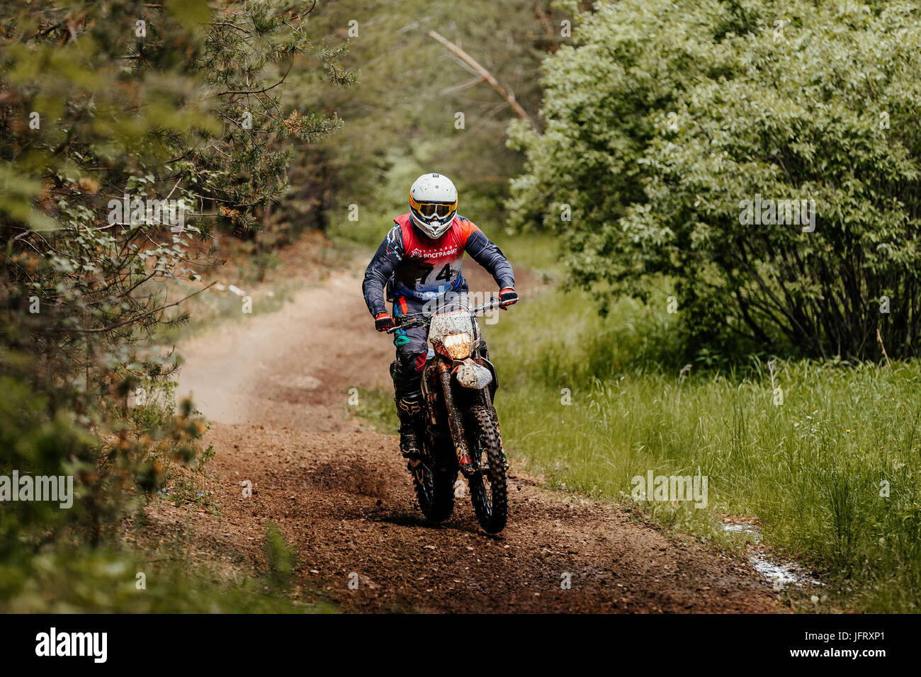 Enduro-Sportler auf Fahrrad reitet im Wald während Ural Cup in Enduro Test Stockfoto