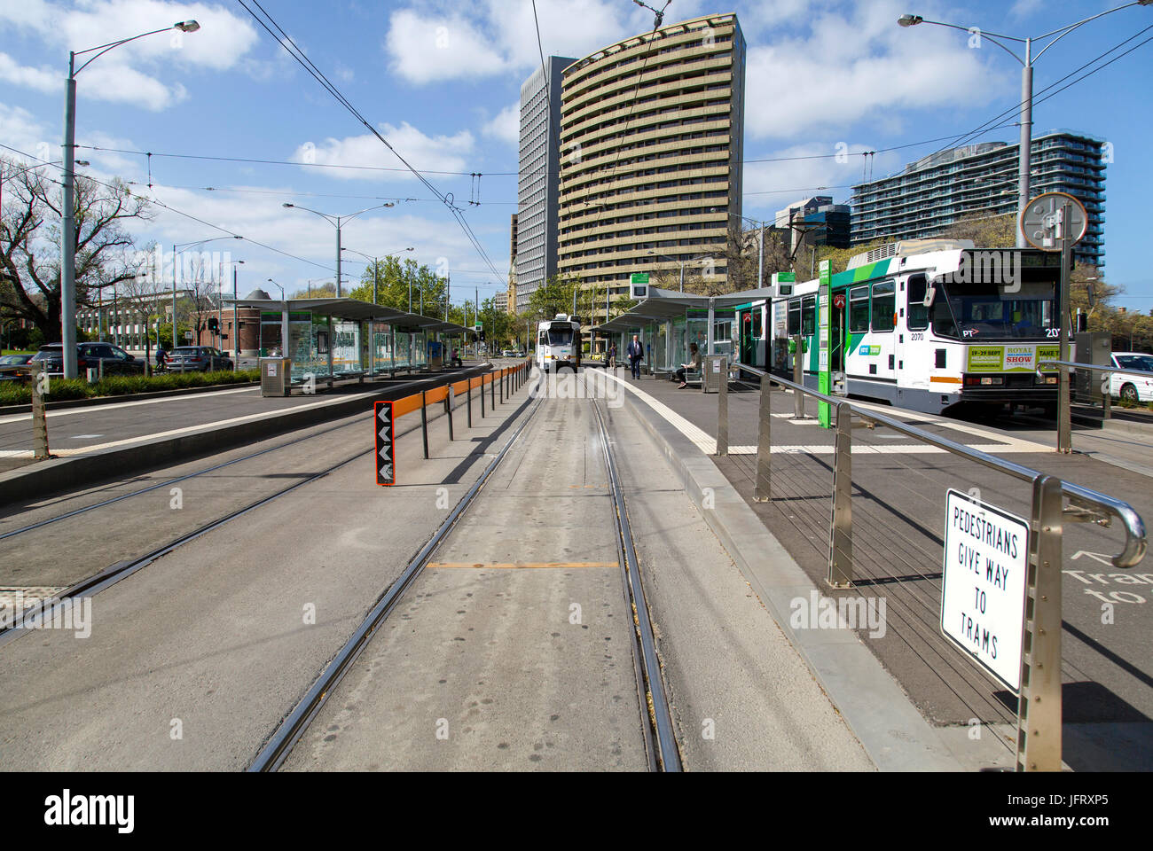 Melbourne, Australien: Oktober 07, 2015: Die Straße und Straßenbahn in Melbourne. Eine Straßenbahn kommt auf die Kamera zu. Stockfoto