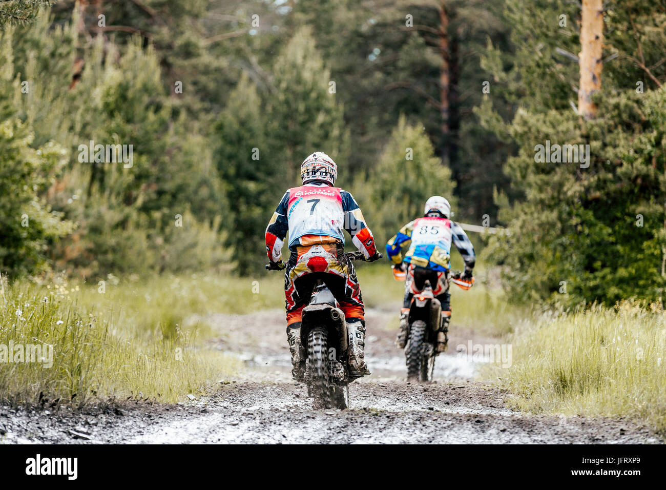 hinten Sie zwei Motocross Enduro Sportler Pfütze von Schmutz und Wasser in Ural Cup Enduro Stockfoto