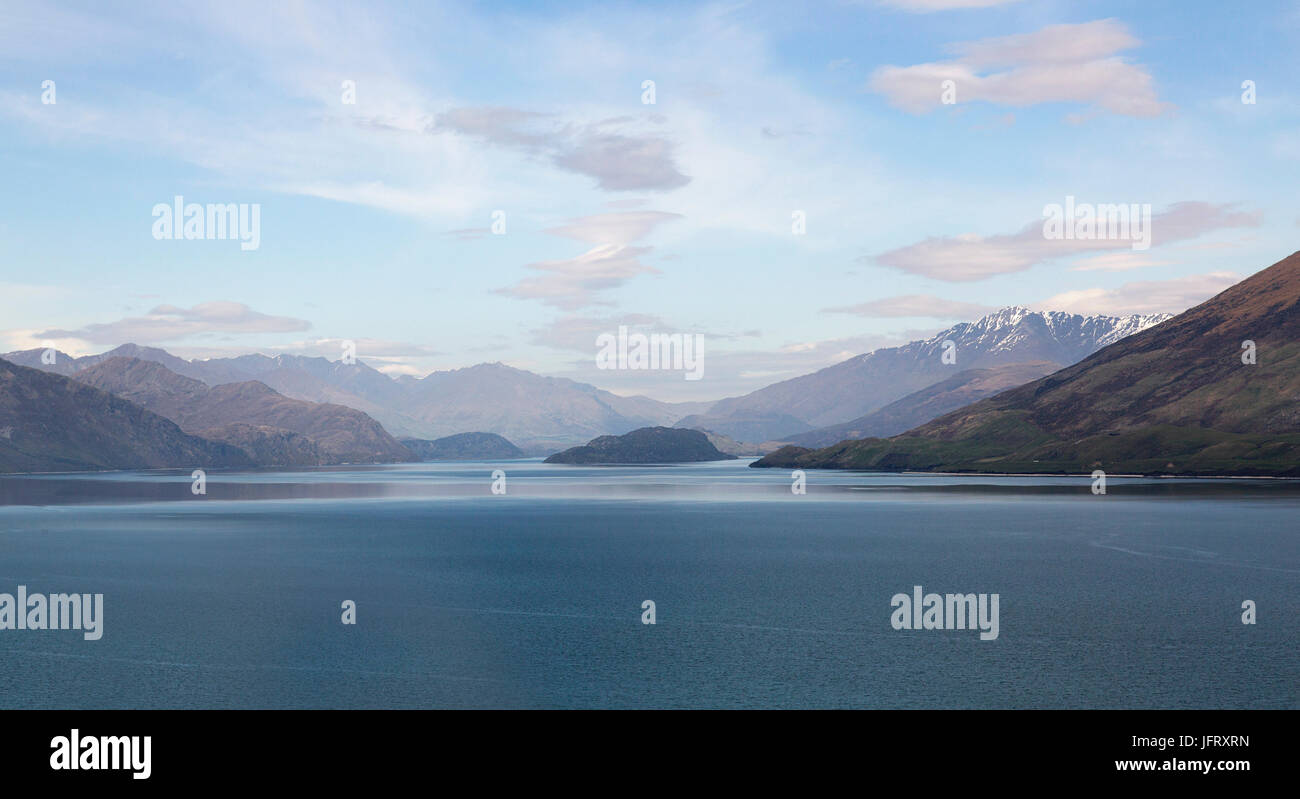 Lake Wakatipu auf dem Weg nach Glenorchy - wunderschöne blaue Himmel und die schneebedeckten Berge Stockfoto