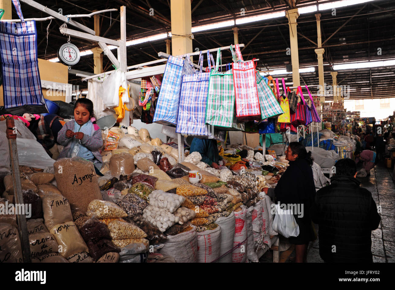 Unterwegs in die alte Hauptstadt des mächtigen Inka-Reiches und den späteren kolonialen Stadt Cuzco. In der Markthalle von San Pedro. Genommen 28.10.2016. Foto: Reinhard Kaufhold/Dpa-Zentralbild/ZB | weltweite Nutzung Stockfoto