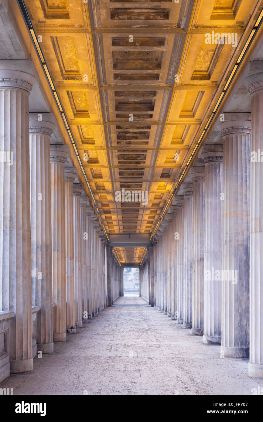 Berlin - die neoklassischen Säulenhallen Gebäude der alten Nationalgalerie am Flussufer. Stockfoto
