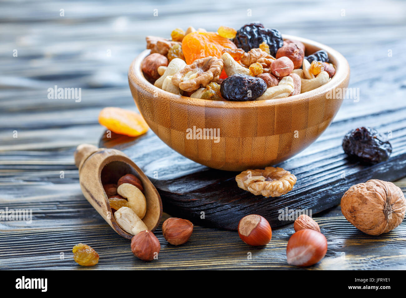 Getrocknete Früchte und Nüsse in Houten gemischt. Stockfoto