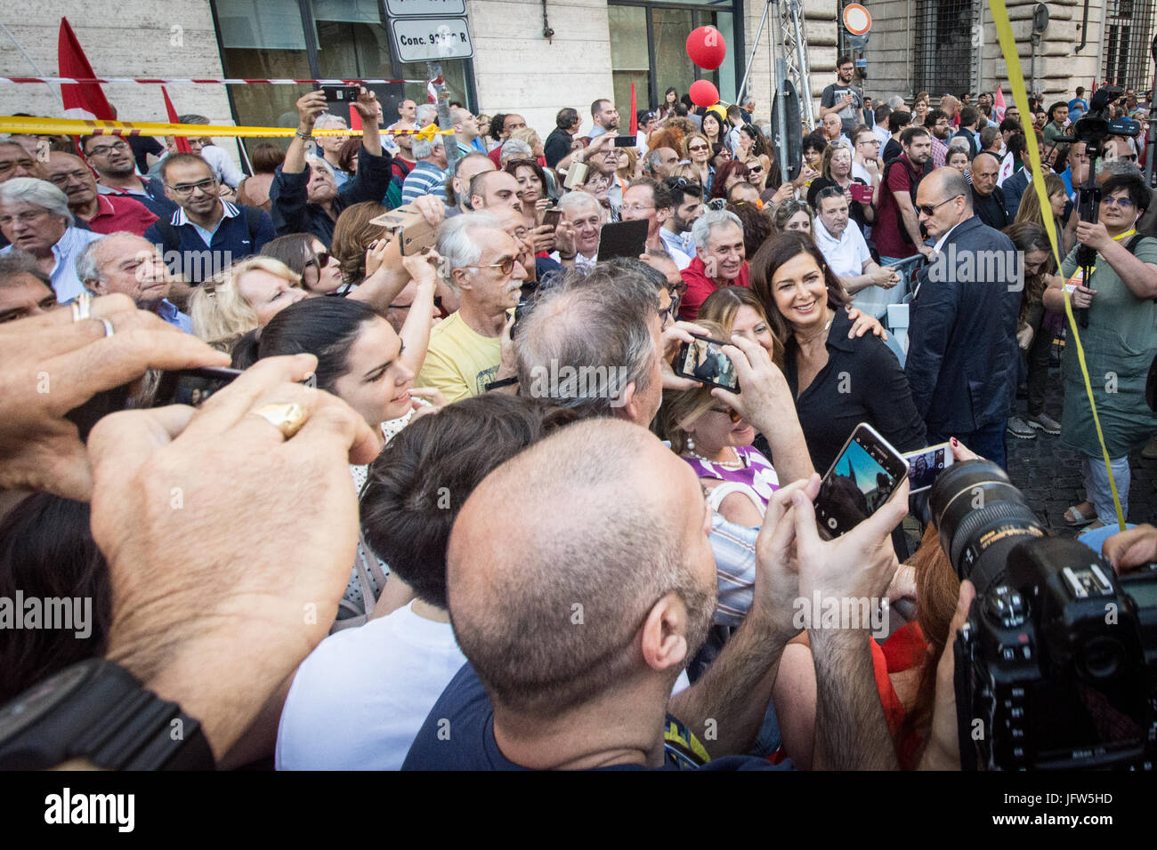 Rom, Italien. 1. Juli 2017. Laura Boldrini während Demonstration von der Gruppe "Insieme" (gemeinsam), eine neue Koalition der Mitte-Links Parteien im Zentrum von Rom. Das Ziel der Koalition "Insieme" ist Dialog, unabhängig von der demokratischen Parteiführer Matteo Renzi, bauen, sondern auch mit den Wählern zu sprechen und der progressiven Wähler einen Hinweis zu geben. Bildnachweis: Andrea Ronchini/PacificPress/Alamy Live-Nachrichten Stockfoto