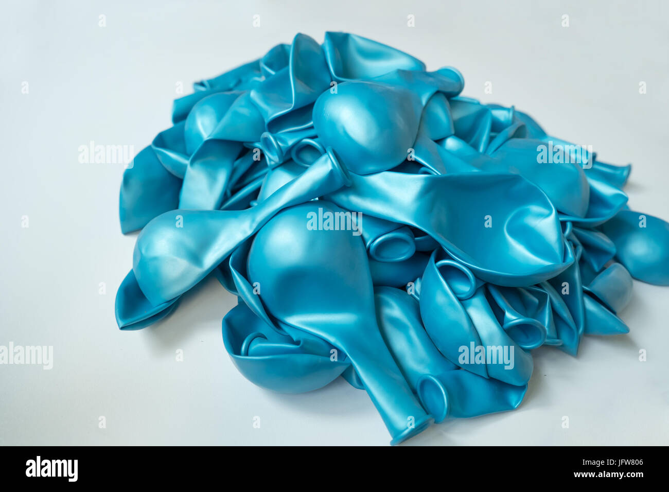 Deflationierten blau Kautschuk Luftballon isoliert auf weißem Hintergrund, Retro-Vintage-Stil Stockfoto