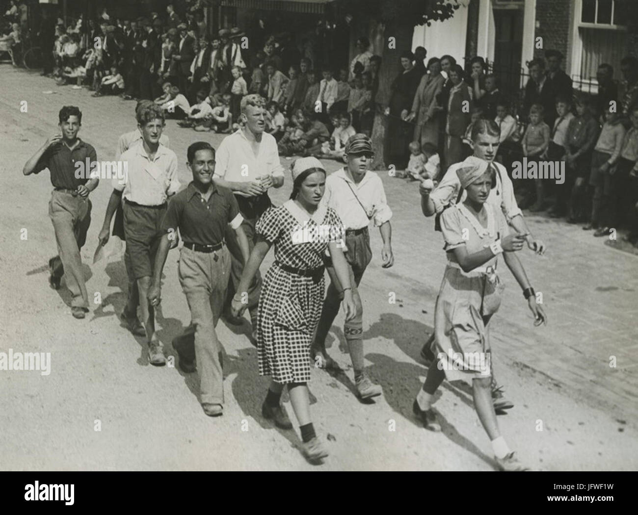 Burgerdeelnemers Op de Dagelijkse Afstand van 30 Kilometer Passeren Wijchen Op d - F40595 - KNBLO Stockfoto