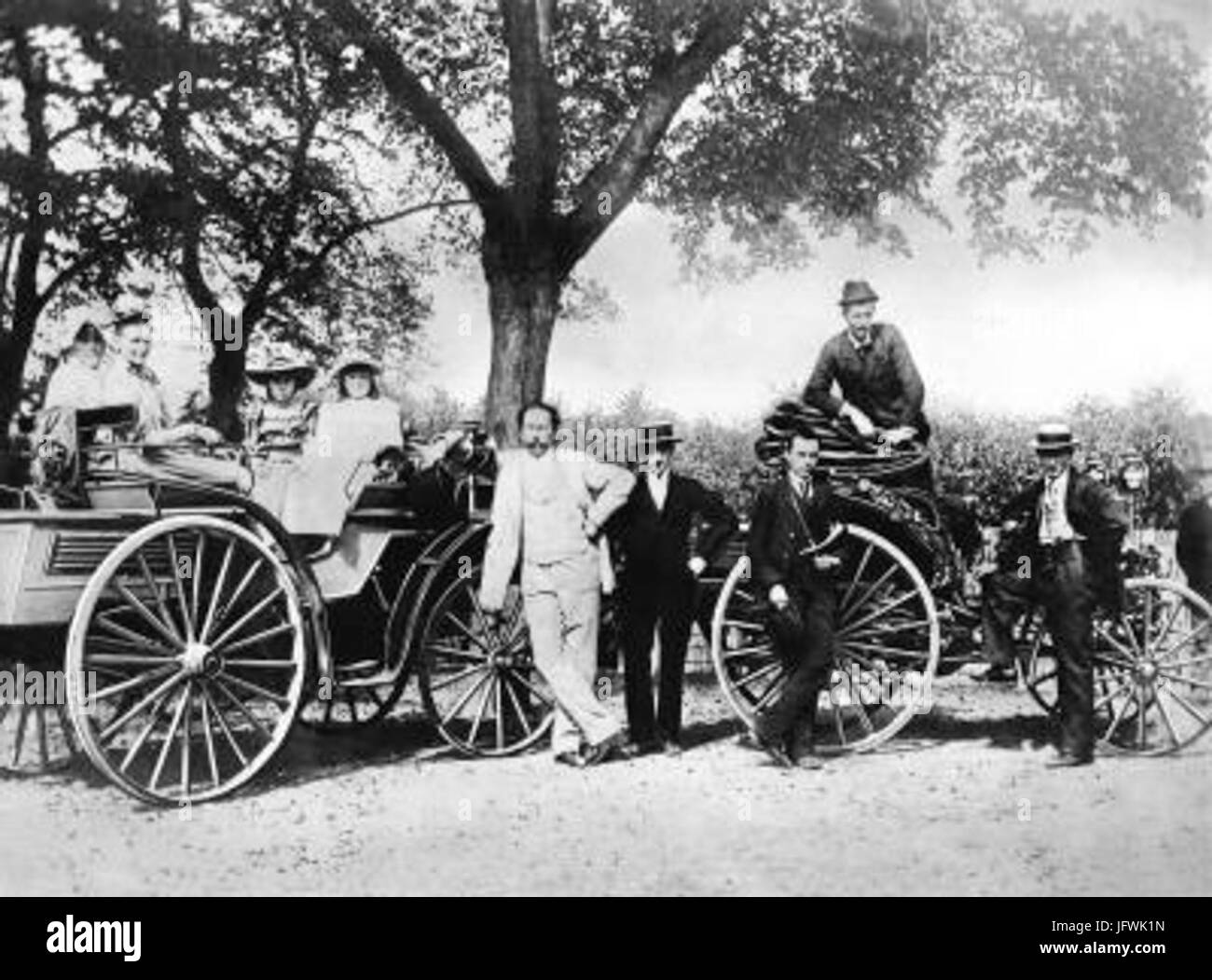 Carl Benz seine Familie und Theodor Baron von Liebieg 1894 auf einer Reise von Mannheim nach Gernsheim Benz Victoria und Vis à Vis Benz Patent Motor Auto fahren Stockfoto