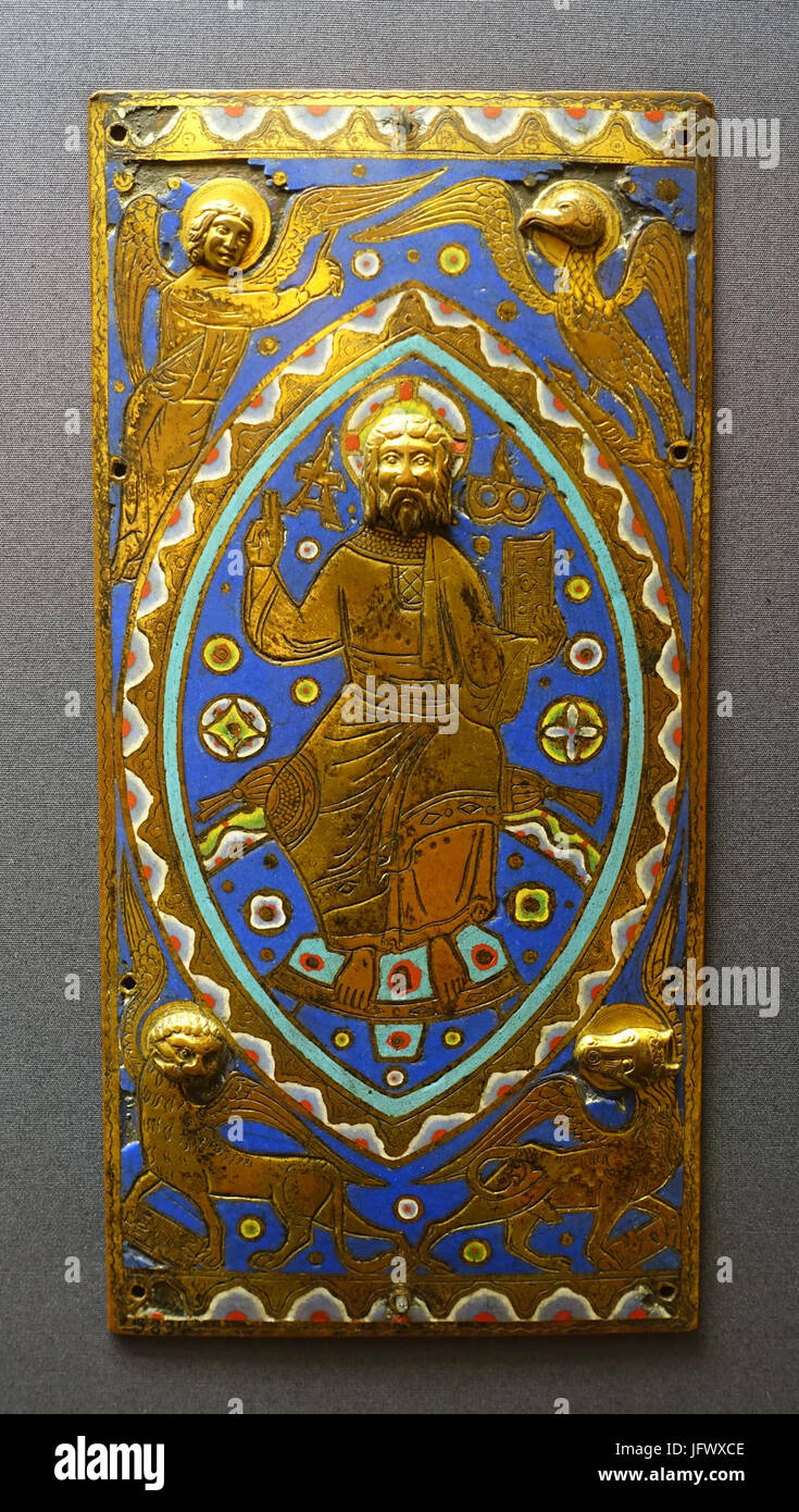 Christus thront in einem Aureola, umgeben von Symbolen der Evangelisten, Plaque aus einem Buch cover, Limoges, c. 1200, Kupfer mit Emaille - Museum Schnütgen - Köln, Deutschland - DSC09990 Stockfoto