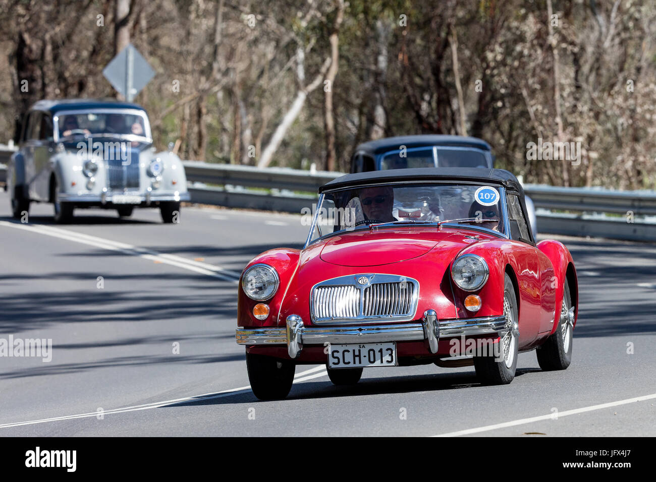 Jahrgang 1959 MG A Tourer fahren auf der Landstraße in der Nähe der Stadt Birdwood, South Australia. Stockfoto