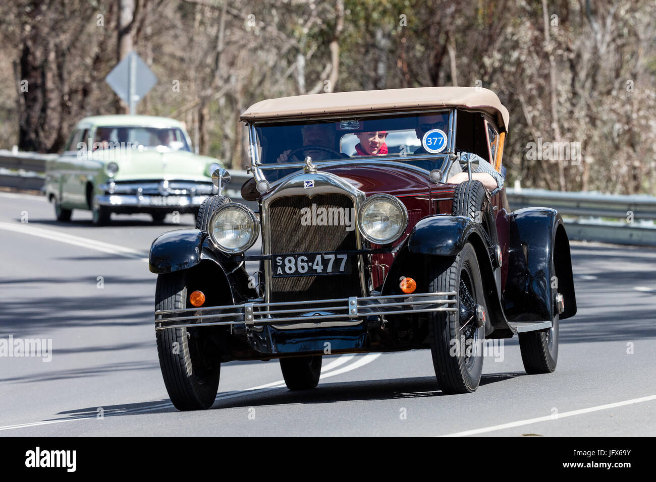 Jahrgang 1927 Buick Sport Roadster Cabrio fahren auf der Landstraße in der Nähe der Stadt Birdwood, South Australia. Stockfoto