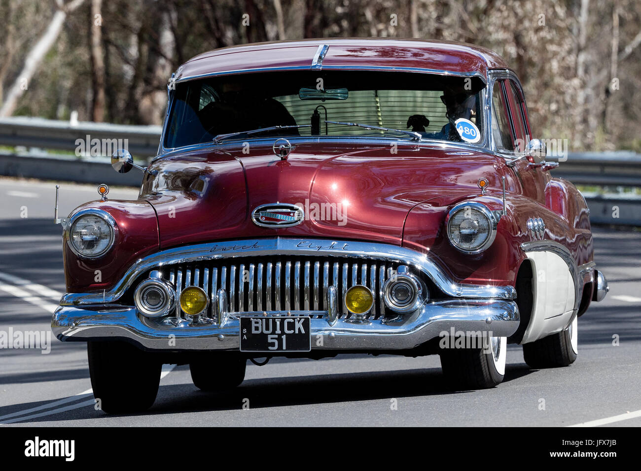 Jahrgang 1951 Buick Super Limousine fahren auf der Landstraße in der Nähe der Stadt Birdwood, South Australia. Stockfoto