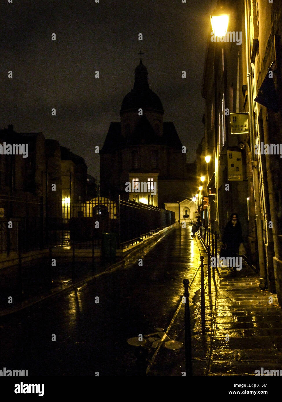 PARIS FRANKREICH - Quartier du Marais - EGLISE ST LOUIS ST PAUL - RUE DES JARDINS St. Paul IN DER NACHT - HERBST IN PARIS - REGEN IN PARIS © Frédéric BEAUMONT Stockfoto