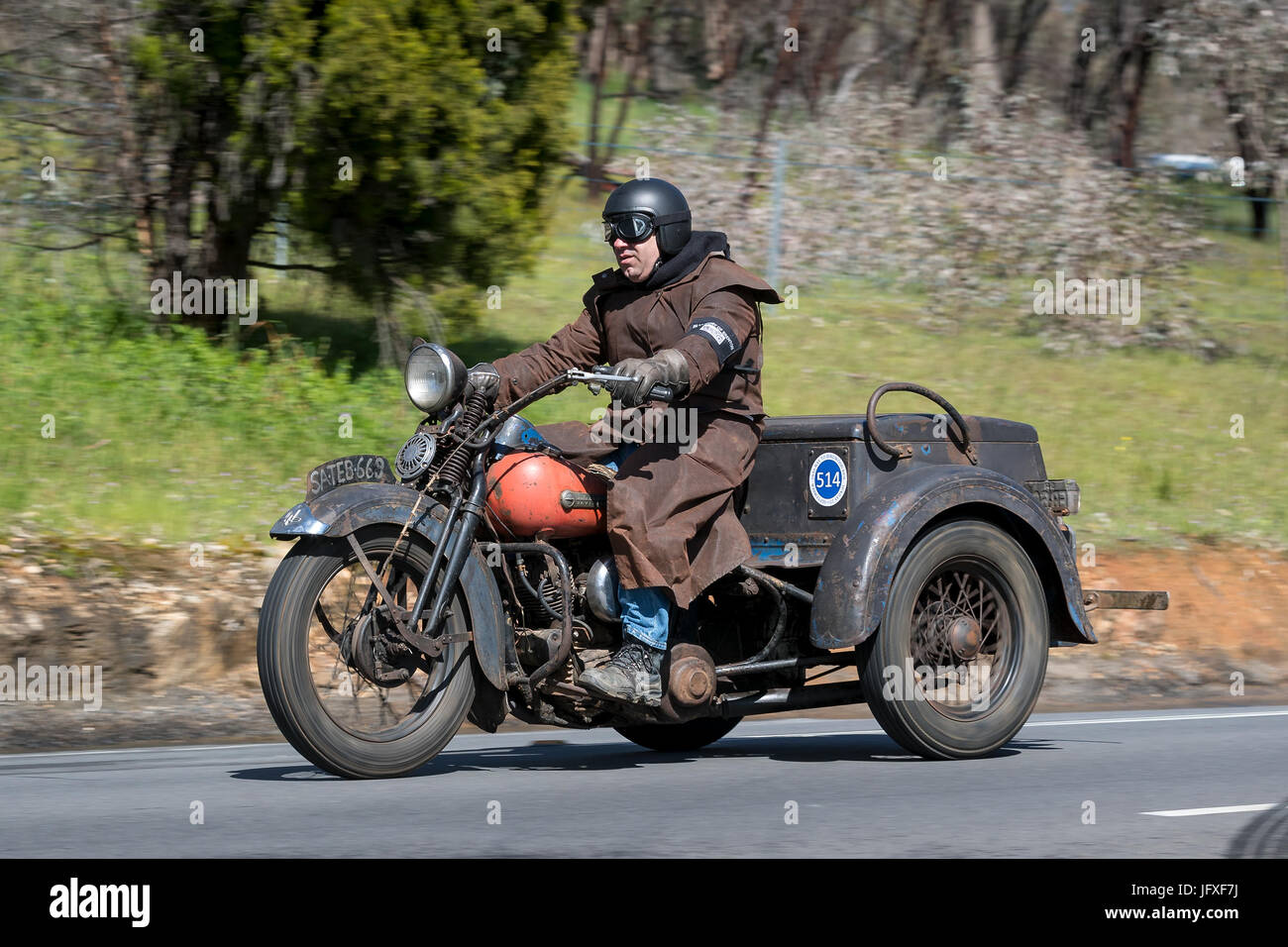 Jahrgang 1947 Harley Davidson WL Trike auf der Landstraße in der Nähe der Stadt Birdwood, South Australia. Stockfoto