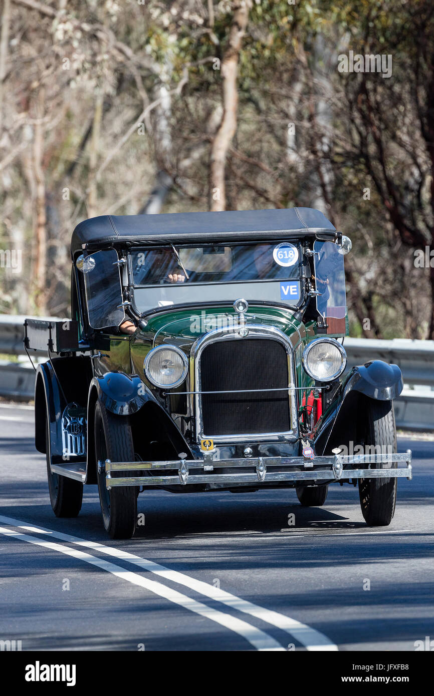 Jahrgang 1925 Dodge D-Dienstprogramm (Ute) fahren auf der Landstraße in der Nähe der Stadt Birdwood, South Australia. Stockfoto