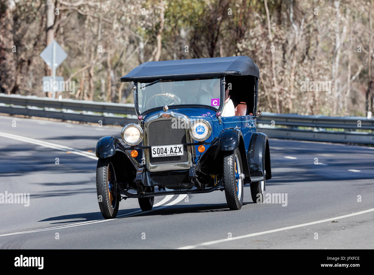 Jahrgang 1926 Pontiac 6-27 Tourer fahren auf der Landstraße in der Nähe der Stadt Birdwood, South Australia. Stockfoto