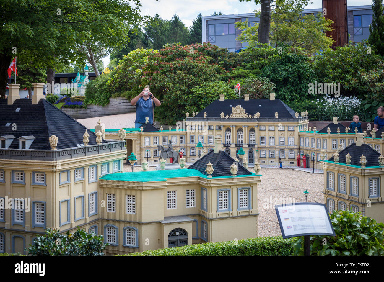 Billund, Dänemark - 27. Juli 2017: Königliche Schloss Amalienborg von Lego-Steinen, Residenz der Könige gemacht. Menschen bewundern die Lego Stadt in Legoland Dänemark Stockfoto