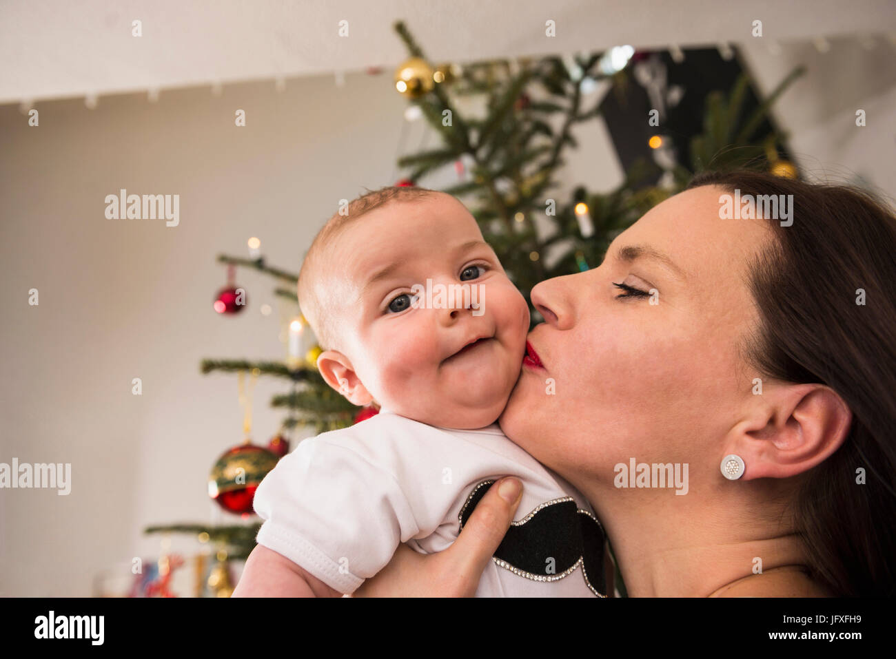 Mutter küssen Baby boy Stockfoto