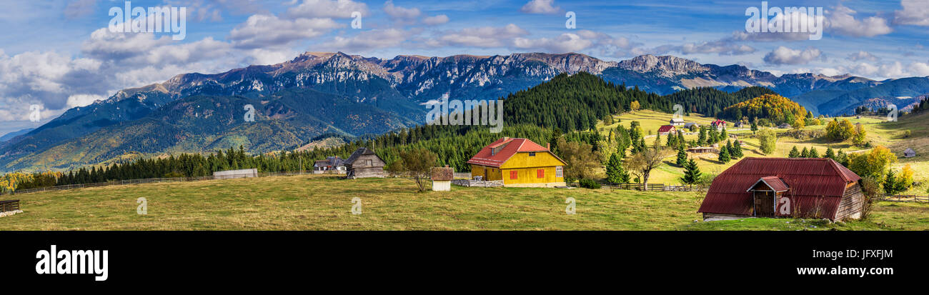Fundata vilage mit Bucegi Bergen im Hintergrund, Brasov, Rumänien Stockfoto