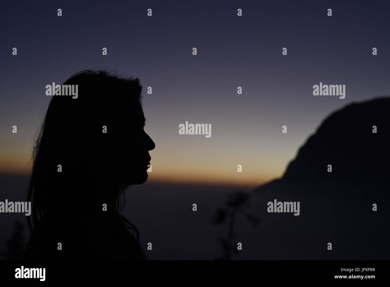 Landschaftlich schönen Sonnenuntergang Blick vom höchsten Punkt Berg mit Orange Blue Sky im Dunkeln bei Dhanaulti, Uttrakhand, Indien, Asien Stockfoto