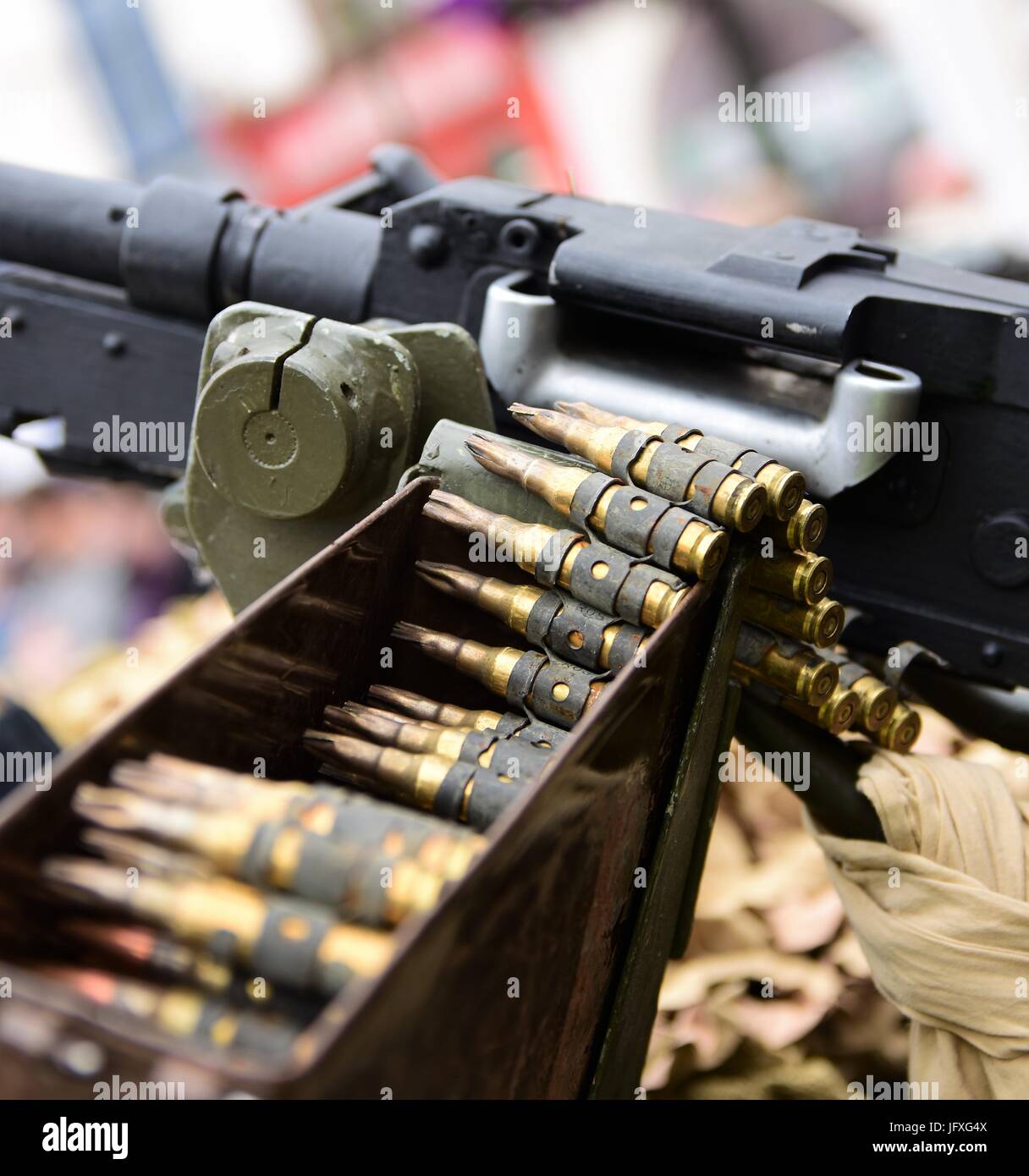 Nahaufnahme eines Munitionsgürtels für eine mit Gürtel gespeiste Maschinenpistole, ausgestellt am Armed Forces Day 2017 im Banbury Town Center Stockfoto