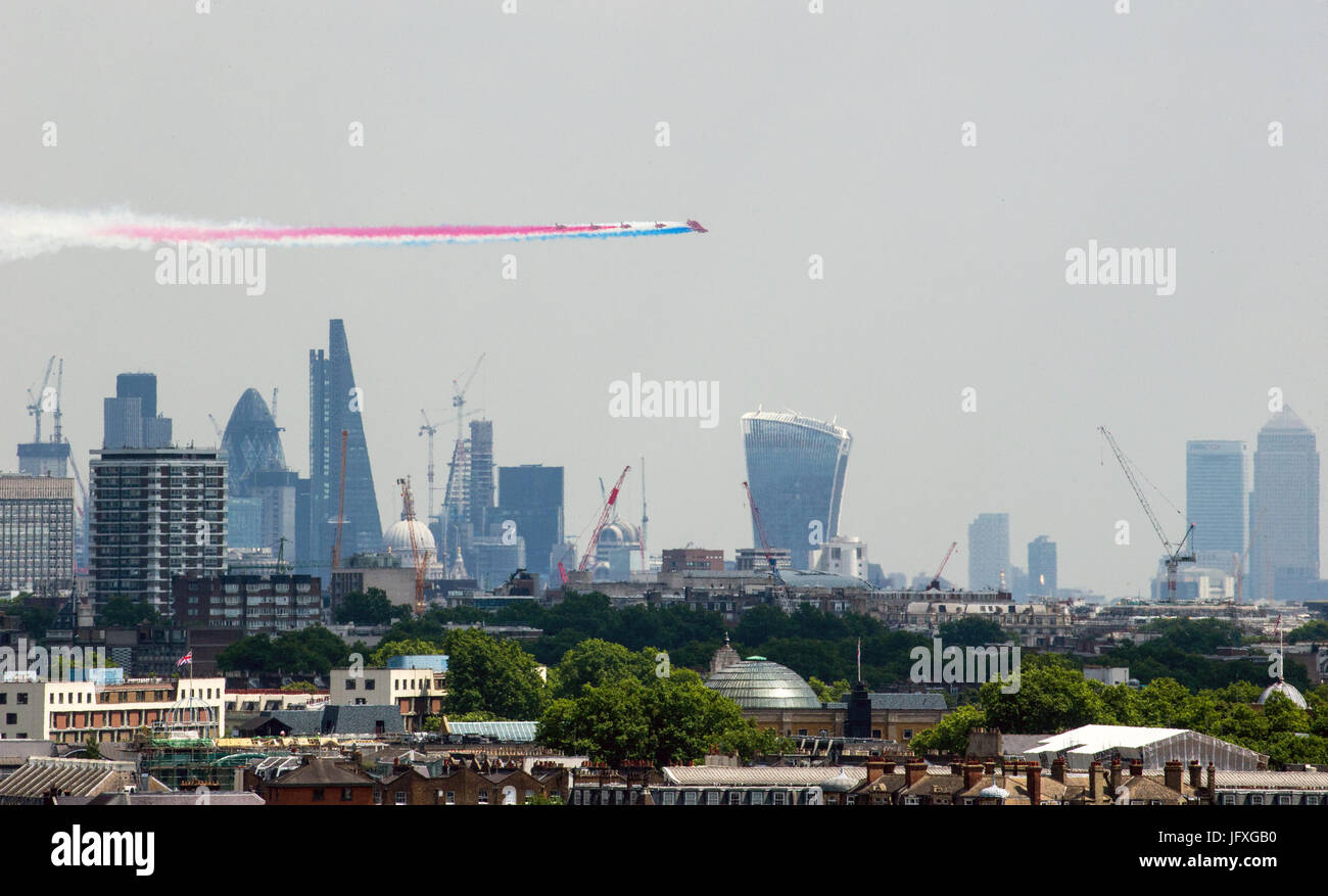 Die Red Arrows fliegen über der City of London mit Rauch wegen ihrer Majestät Königin Elizabeth die Sekunden 91. Geburtstag feiern Stockfoto