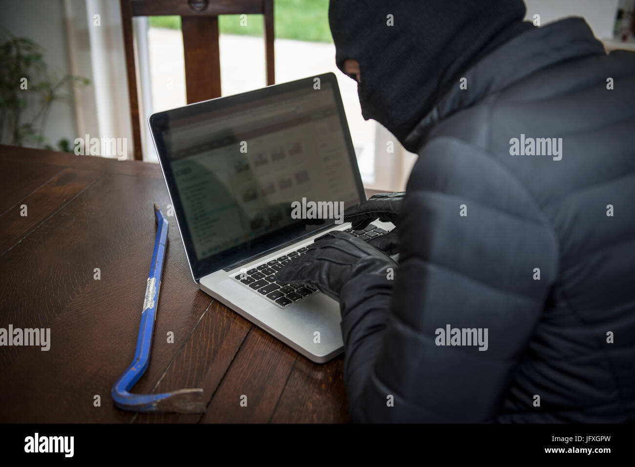 Dieb Hacker am Laptop arbeiten und Daten zu stehlen Stockfoto