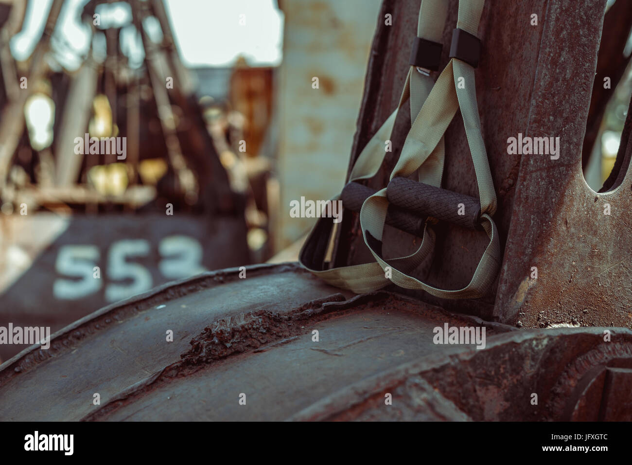 TRX Fitness Gurte für die Arbeit mit eigenen Gewicht vor dem Hintergrund der Seehafen Stockfoto